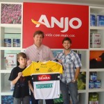 Ganhador criciumense da promoção da camisa do Criciúma Esporte Clube recebe o prêmio