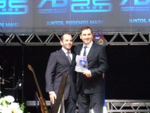 Diretor Executivo da Impressão recebendo o Prêmio Top Ten Fornecedor da ABFlexo