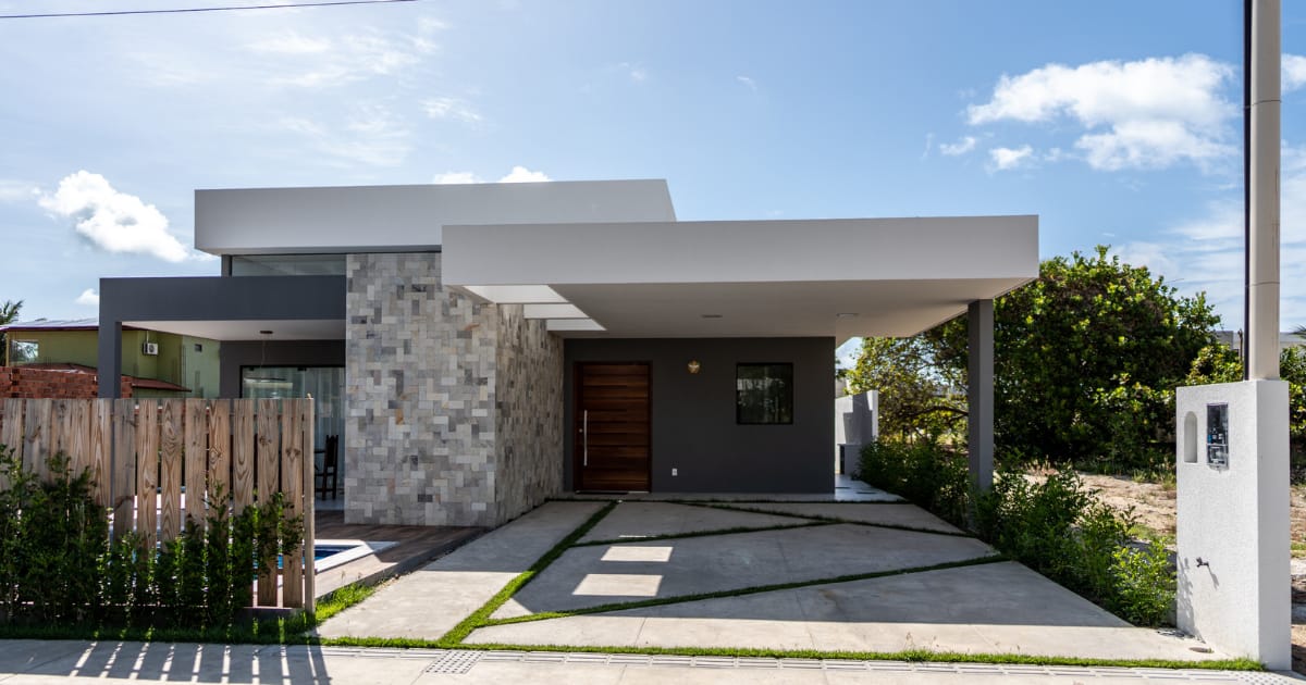 Fachada de casa clássica contemporânea com cor concreto e