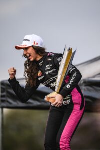 Piloto Rafaela Ferreira, patrocinada pela Anjo Tintas, é a primeira mulher a vencer uma corrida da F4 Brasil